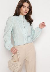 Jasnoniebieska Koszula w Stylu Retro ze Stójką i Koronkowymi Lamówkami Holora. Niebieskie koszule damskie Born2be, l, bez wzorów, z koronki, retro, bez kołnierzyka, bez ramiączek. Za 119.99 zł.