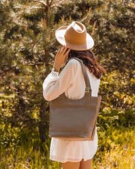 Torebka skórzana damska DAN-A T195B beżowa. Brązowe torebki klasyczne damskie DAN-A, ze skóry, bez dodatków. Za 399.99 zł.