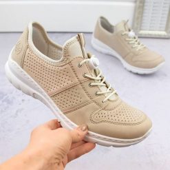 Komfortowe półbuty damskie sportowe beżowe Rieker L3254-62. Brązowe obuwie sportowe casual damskie Rieker, ze skóry ekologicznej, bez zapięcia. Za 220.99 zł.