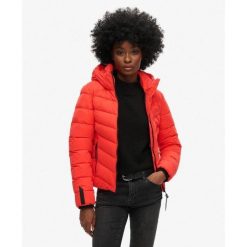 Kurtka pikowana z kapturem z mikrofibry SUPERDRY. Czerwone kurtki damskie Superdry, bez wzorów, z mikrofibry, z kapturem. W wyprzedaży za 329.40 zł.