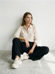 Haftowana koszula regular fit z wiskozą i domieszką lnu - wielobarwny. Koszule damskie Sinsay, l, bez wzorów, z wiskozy, bez kołnierzyka, bez ramiączek. Za 49.99 zł.