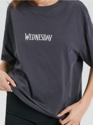 Bawełniana koszulka z nadrukiem Wednesday - szary. Szare koszulki damskie Sinsay, l, bez wzorów, z bawełny, bez kołnierzyka, bez ramiączek. Za 39.99 zł.