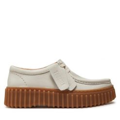 Półbuty Clarks. Półbuty damskie Clarks, bez wzorów, bez obcasa, na płaskiej podeszwie, bez zapięcia. Za 329.99 zł.