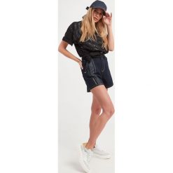 Spodenki EMPORIO ARMANI. Szorty damskie Emporio Armani, bez wzorów. W wyprzedaży za 476.47 zł.