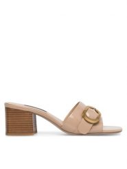 Gino Rossi Klapki VITA-V15595-15-1 Beżowy. Brązowe klapki damskie Gino Rossi, bez wzorów, z lakierowanej skóry, bez obcasa, bez zapięcia. Za 160.99 zł.