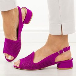 Fuksja ażurowe skórzane Polskie sandały damskie na obcasie Deoni D521C. Czerwone sandały damskie Deoni, w ażurowe wzory, ze skóry, bez obcasa, na obcasie, bez zapięcia. Za 419.00 zł.