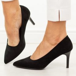 Czarne zamszowe szpilki damskie Sergio Leone 1509. Czarne szpilki damskie Sergio Leone, bez wzorów, z jeansu, bez obcasa, na szpilce, bez zapięcia. W wyprzedaży za 148.72 zł.