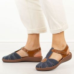 Granatowe skórzane sandały damskie Jezzi 9761. Niebieskie sandały damskie Jezzi, bez wzorów, z materiału, z okrągłym noskiem, bez obcasa, na płaskiej podeszwie, bez zapięcia. Za 239.00 zł.