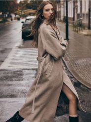 Dwurzędowy płaszcz z wełną - brązowy. Brązowe płaszcze damskie Reserved, l, bez wzorów, z tkaniny, bez kaptura. W wyprzedaży za 499.99 zł.