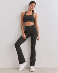 Damskie legginsy bezszwowe, prążkowane, squat proof, dzwony, skrócone zielone. Zielone legginsy damskie Aim'n, l, bez wzorów, z dzianiny, z podwyższonym stanem, na fitness i siłownię. Za 301.00 zł.