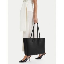 Torebka GINO ROSSI. Czarne shopper bag Gino Rossi, bez dodatków. Za 299.99 zł.