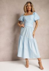 Niebieska Sukienka z Marszczeniem i Wiskozą Ozdobiona Bufiastymi Rękawami i Falbanką Monvia. Niebieskie sukienki damskie Renee, bez wzorów, z wiskozy, eleganckie, bez ramiączek. W wyprzedaży za 135.99 zł.