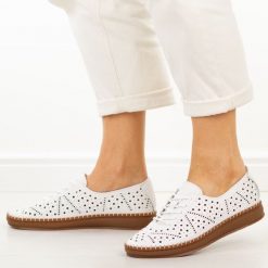 Białe skórzane półbuty damskie Filippo Dp6830/26. Białe półbuty damskie Filippo, na lato, bez wzorów, z jeansu, bez obcasa, bez zapięcia. W wyprzedaży za 192.72 zł.