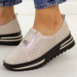 Beżowe ażurowe skórzane półbuty damskie S.Barski 7092. Brązowe półbuty damskie S.BARSKI, na jesień, w ażurowe wzory, z jeansu, z okrągłym noskiem, bez obcasa, na płaskiej podeszwie, bez zapięcia. Za 249.00 zł.