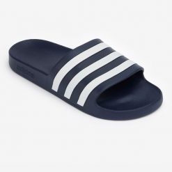 Klapki basenowe ADIDAS Adilette Aqua. Białe klapki damskie Adidas, bez wzorów, z materiału, bez obcasa, bez zapięcia. W wyprzedaży za 79.99 zł.