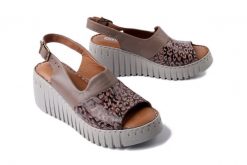 ARTIKER RELAKS 56C0959 szary, sandały damskie. Szare sandały damskie Artiker Relaks, bez wzorów, bez obcasa, na koturnie, bez zapięcia. Za 174.93 zł.
