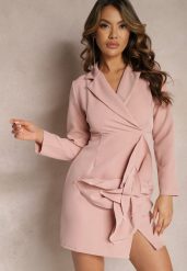 Różowa Sukienka Mini w Stylu Marynarki z Długimi Rękawami i Kwiatową Aplikacją Tansiwia. Czerwone sukienki damskie Renee, z aplikacjami, bez ramiączek. W wyprzedaży za 107.99 zł.