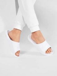 Klapki damskie Nike Victori One Shwer. Białe klapki damskie Nike, bez wzorów, z materiału, bez obcasa, bez zapięcia. Za 266.00 zł.