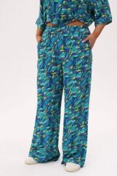 Spodnie "tropikalna energia" z kompletu Riva - wakacyjny styl, wygoda i lekkość PLUS SIZE XXL OVERSIZE. Rurki damskie Moda Size Plus Iwanek, na lato, bez wzorów, z jeansu, z podwyższonym stanem. W wyprzedaży za 164.90 zł.