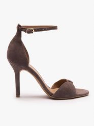 Ciemnobrązowe sandały na wysokim obcasie. Brązowe sandały damskie Ryłko, bez wzorów, z gumy, z okrągłym noskiem, bez obcasa, na obcasie, bez zapięcia. Za 399.99 zł.