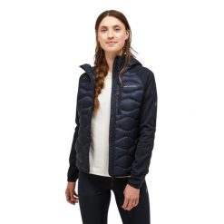 Kurtka Peak Performance puchowa damska Helium Down Hybrid Hood czarna - S. Czarne kurtki damskie Peak Performance, s, bez wzorów, z puchu, bez kaptura. W wyprzedaży za 939.00 zł.
