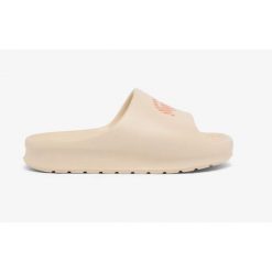 Klapki damskie Lacoste Serve Slide 2.0 na basen. Białe klapki damskie Lacoste, bez wzorów, z dresówki, bez obcasa, bez zapięcia. Za 233.20 zł.