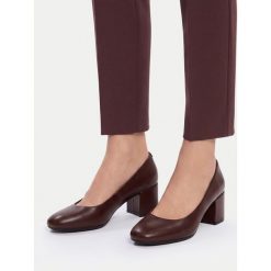 Czółenka Go Soft. Czerwone czółenka damskie GO SOFT, bez wzorów, bez obcasa. Za 139.99 zł.
