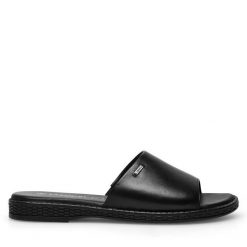 Klapki Lasocki. Czarne klapki damskie Lasocki, bez wzorów, bez obcasa, bez zapięcia. Za 149.99 zł.