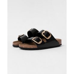 Klapki damskie Birkenstock Arizona Big Buckle. Czarne klapki damskie Birkenstock, bez wzorów, z materiału, bez obcasa, bez zapięcia. Za 759.00 zł.