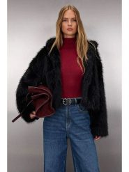 Trendyol Kurtka pluszowa w kolorze czarnym rozmiar: M. Czarne kurtki damskie Trendyol, m, bez wzorów, bez kaptura. Za 166.10 zł.