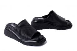 ARTIKER RELAKS 54C0305 czarny, klapki damskie. Czarne klapki damskie Artiker Relaks, bez wzorów, ze skóry, bez obcasa, na koturnie, bez zapięcia. Za 159.92 zł.