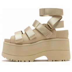 Damskie sandały GOLDENRISE SANDALS. Brązowe sandały damskie Ugg, bez wzorów, bez obcasa, bez zapięcia. Za 648.20 zł.