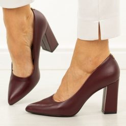 Bordowe pu czółenka damskie na słupku Sergio Leone Pb216. Czerwone czółenka damskie Sergio Leone, bez wzorów, ze skóry, bez obcasa, na słupku. W wyprzedaży za 152.10 zł.