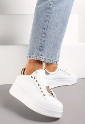 Biało-Złote Sneakersy na Grubej Podeszwie przed Kostkę z Metalowymi Zawieszkami Ozdobionymi Cyrkoniami Nasulla. Białe obuwie sportowe damskie Born2be, przed kostkę, bez zapięcia. Za 54.99 zł.