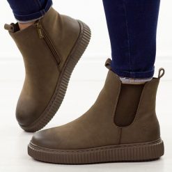 Brązowe skórzane botki damskie Cambell 19340. Brązowe botki damskie Cambell, na jesień, z jeansu, eleganckie, z okrągłym noskiem, bez obcasa, na płaskiej podeszwie, bez zapięcia. W wyprzedaży za 233.10 zł.