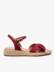 Bordowe sandały z kokardą. Czerwone sandały damskie Ryłko, bez wzorów, ze skóry, z okrągłym noskiem, bez obcasa, na płaskiej podeszwie, bez zapięcia. Za 399.99 zł.