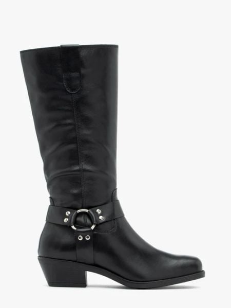 Czarne kozaki biker ze skóry licowej. Czarne kozaki damskie Ryłko, ze skóry, bez obcasa, na obcasie, bez zapięcia. W wyprzedaży za 549.99 zł.