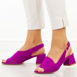 Fuksja zamszowe skórzane Polskie sandały damskie na obcasie Deoni D405C. Czerwone sandały damskie Deoni, bez wzorów, ze skóry, bez obcasa, na obcasie, bez zapięcia. Za 439.00 zł.