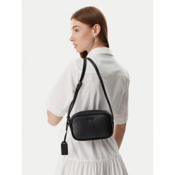 Torebka HUGO. Czarne listonoszki damskie Hugo, bez wzorów, bez dodatków. Za 449.99 zł.