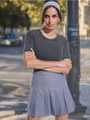 Koszulka - czarny. Czarne koszulki damskie Sinsay, l, bez wzorów, z materiału, bez kołnierzyka, bez ramiączek. W wyprzedaży za 11.99 zł.