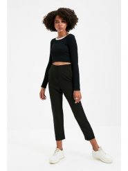 Trendyol Spodnie w kolorze czarnym rozmiar: 38. Czarne spodnie materiałowe damskie Trendyol, bez wzorów, z materiału. Za 73.99 zł.
