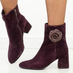 Fioletowe skórzane botki damskie na słupku DiA 9053. Fioletowe botki damskie DiA, na jesień, z jeansu, eleganckie, bez obcasa, na słupku, bez zapięcia. Za 439.00 zł.