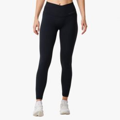 Długie legginsy treningowe damskie Swedemount Core Wrap szybkoschnące. Czarne legginsy damskie SWEDEMOUNT, bez wzorów. W wyprzedaży za 125.00 zł.