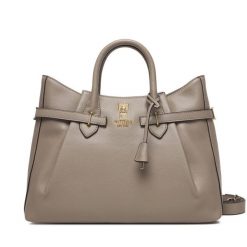 Torebka Guess. Brązowe kuferki damskie Guess, z aplikacjami, bez dodatków. Za 719.99 zł.