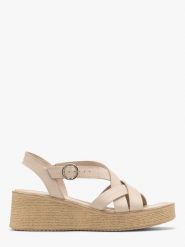 Beżowe sandały na koturnie. Brązowe sandały damskie Ryłko, bez wzorów, ze skóry, bez obcasa, na koturnie, bez zapięcia. W wyprzedaży za 199.99 zł.