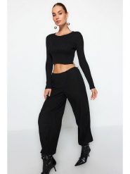 Trendyol Koszulka w kolorze czarnym rozmiar: M. Czarne koszulki damskie Trendyol, m, bez wzorów, prążkowane, bez kołnierzyka, bez ramiączek. Za 60.99 zł.