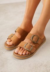 Jasnobrązowe Klapki VICES Ozdobione Dużymi Klamrami Jenniviane. Brązowe klapki damskie Renee, z aplikacjami, z materiału, z otwartym noskiem, bez obcasa, na płaskiej podeszwie, bez zapięcia. Za 99.99 zł.