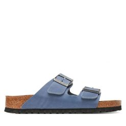 Klapki Birkenstock. Niebieskie klapki damskie Birkenstock, bez wzorów, bez obcasa, bez zapięcia. Za 589.99 zł.