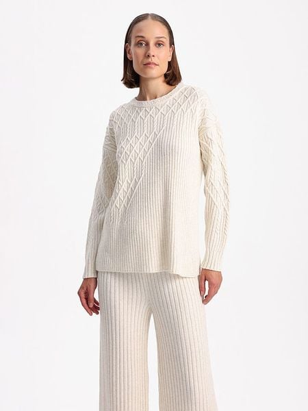 BGN Sweter w kolorze kremowym rozmiar: 34. Brązowe swetry klasyczne damskie BGN, ze splotem, bez kołnierzyka. Za 74.28 zł.