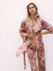 Wzorzysty szlafrok z paskiem - brzoskwiniowy. Pomarańczowe szlafroki damskie Reserved, bez wzorów, z bawełny, bez kaptura. W wyprzedaży za 79.99 zł.